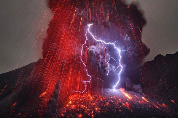 Un vulcan din Japonia, lovit de fulger in timp ce erupea