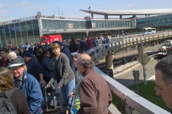 New York: Un terminal al aeroportului LaGuardia a fost evacuat dupa ce a fost descoperit un pachet suspect