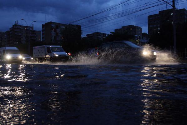 Inundatii in Capitala: Peste 230 de apeluri la 112