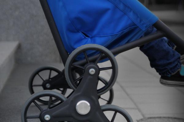 Veste bune pentru mămici. A fost inventat căruţul care coboară singur scările!