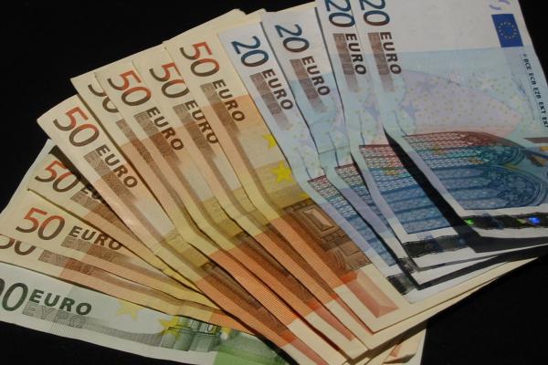 Muncim mult, dar câştigăm de cinci ori mai puţin decât un angajat din UE