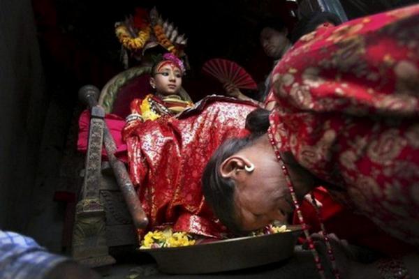 Povestea INCREDIBILĂ a tinerelor KUMARI din Nepal! Nu au voie să atingă pământul
