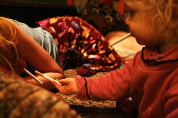 REVOLTĂTOR! Are doi ani și trăiește într-o familie de drogați! Viața ei este un calvar!