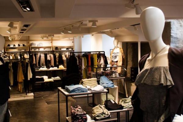 Brand CELEBRU DE HAINE se confruntă cu ACUZAŢII GRAVE! Uite ce au făcut magazinele din ÎNTREAGA LUME!