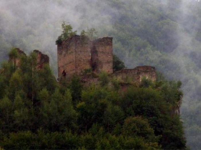 "Castelul din Carpaţi": Cetatea lui Jules Verne de la poalele Retezatului, o ruină!