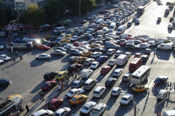 Trafic îngreunat între Piaţa Victoriei şi Piaţa Unirii