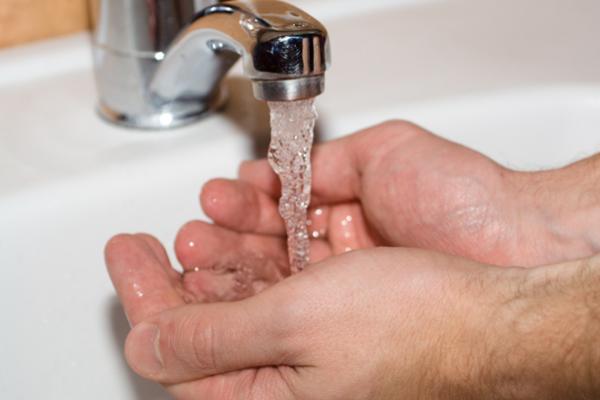Aşa ceva nu ai mai auzit! Apă SFINŢITĂ la ROBINET în Botoşani