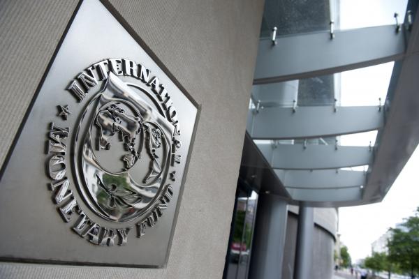 FMI: Reducerilor de taxe și majorările salariale anunțate - efect devastator asupra economiei României