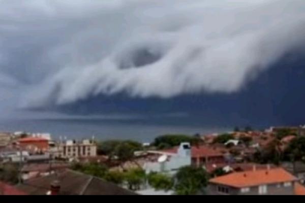 Imagini APOCALIPTICE în Australia! Ce s-a întâmplat pe CER întrece orice imaginaţie