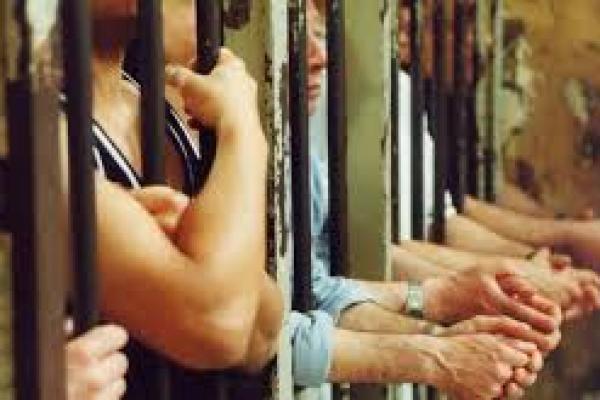 Mai mulţi deţinuţi de la Penitenciarul Craiova, cercetaţi după ce au distrus mobilierul din celulă