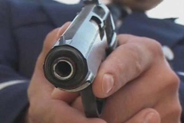 Focuri de armă, la Constanţa: Trei suspecţi de furt au fost prinşi de poliţişti după o urmărire în trafic