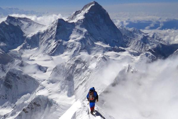 Seismul din Nepal a provocat avalanşe pe Everest, unde se află mulţi alpinişti, inclusiv ROMÂNI