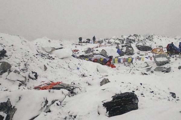 Autoritățile nepaleze declară că 22 de persoane au murit pe Everest, numărul celor dispăruți fiind de 217