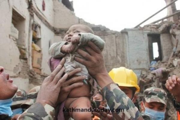 FOTO! Miracolul din Nepal! Un bebeluș de patru luni a fost scos de sub mormanele de moloz
