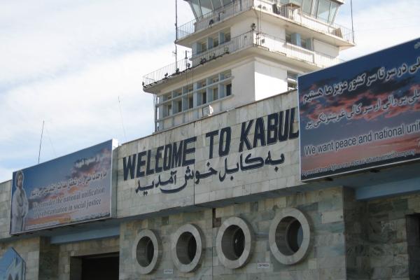 Explozia de lângă aeroportul din Kabul, atentat sinucigaș care viza un convoi NATO