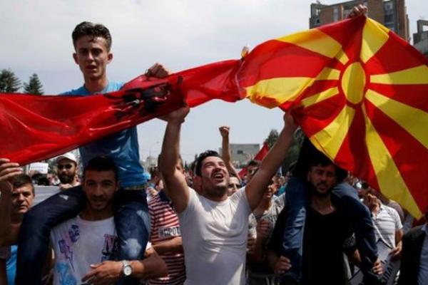 Macedonia: Opoziția își continuă protestele, puterea își cheamă susținătorii în stradă