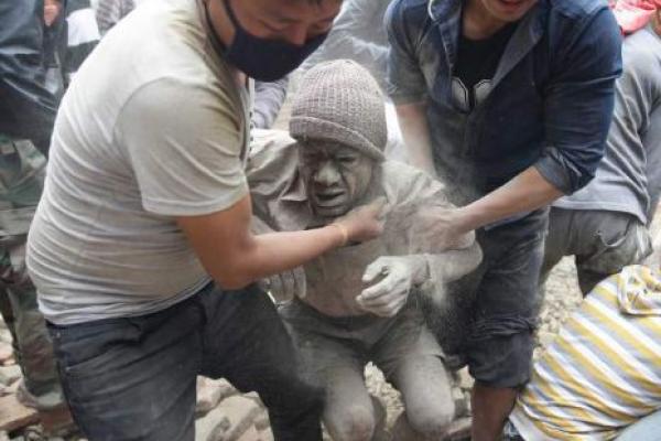 Cutremur Nepal: Trei oameni au fost scoși în viață de sub dărâmături