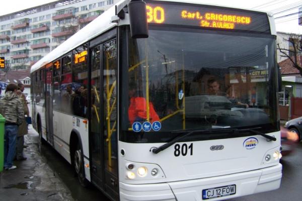 Se întâmplă chiar în România! Cum eşti răsplătit dacă eşti surprins citind în autobuz