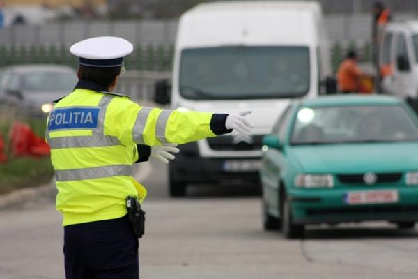 Adjunctul Brigăzii Rutiere şi alţi şapte poliţişti au fost arestaţi