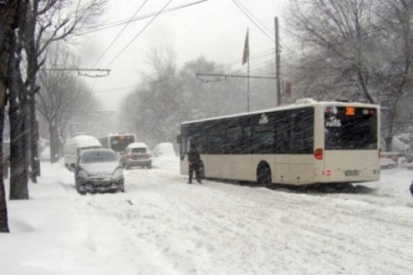 România sub ZĂPADĂ: Probleme cu transportul în comun în Bucureşti