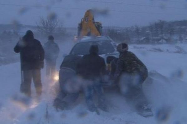 Vrancea: Şapte autoturisme în care se află aproximativ 20 de persoane, blocate în zăpadă pe DN 23