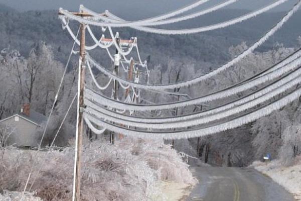 Peste 20 de localităţi din șase judeţe, nealimentate cu energie electrică. Probleme şi în Capitală