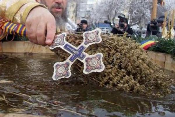 Tradiții de Bobotează care atrag NOROCUL în casă. Cine nu le respectă are NECAZ tot anul