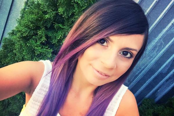 Un AN DE LA COLECTIV. Mama lui Alexis, barmaniţa de la Colectiv, a trăit momente EMOŢIONANTE la cimitir: “A fost un moment magic, greu de explicat şi de povestit. E un semn de la ea”