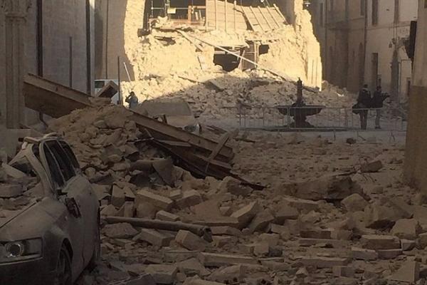 Cutremur în Italia. Praf, moloz, clădiri prăbuşite, oameni panicaţi. Noile imagini arată cât de GRAV a fost seismul (FOTO + VIDEO)