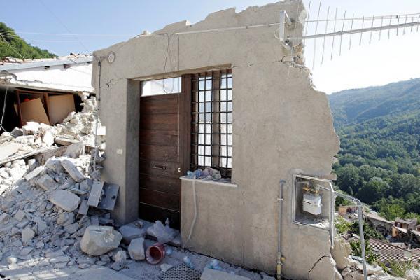 Imagini ÎNGROZITOARE surprinse după cel mai puternic cutremur din Italia, din ultimii 36 de ani: O crăpătură uriaşă a apărut într-un MUNTE (FOTO + VIDEO)
