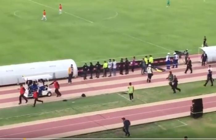 SCENE INCREDIBILE la un meci de fotbal: Un jucător a simulat o accidentare pentru a evita arestarea. Poliţiştii au alergat după maşinuţa care îl ducea la ambulanţă - VIDEO