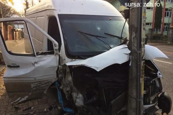 Adolescent devenit infractor: un tânăr de 17 ani din Neamţ a furat un microbuz, l-a înfipt într-un stâlp şi a fugit