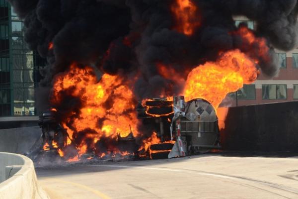 TRAGEDIE fără margini: Familii întregi au sfârşit carbonizate. Două bombe plasate la marginea drumului au aruncat în aer camionul în care se aflau