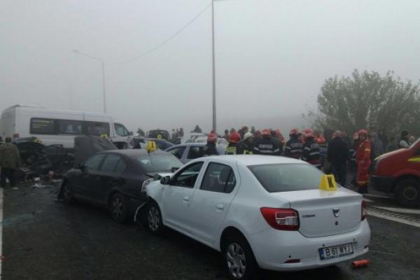 Operaţiune de salvare contracronometru: Peste o sută de salvatori au intervenit la accidentul de pe autostrada A2