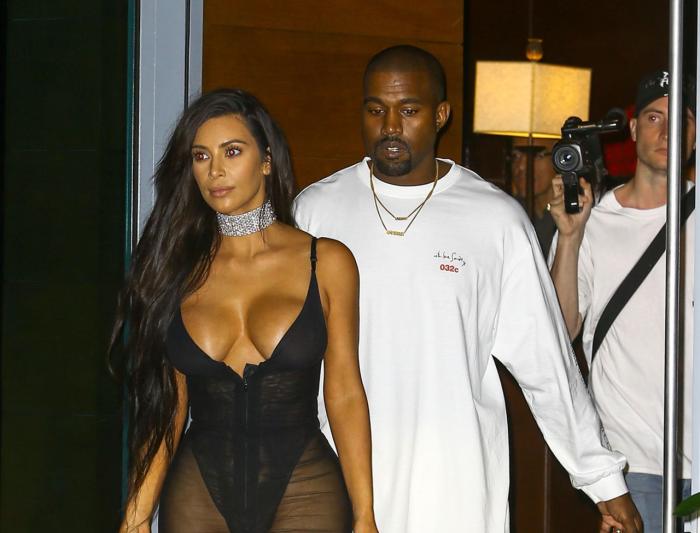 Cel mai încercat cuplu al anului se pregăteşte pentru Crăciun. Bradul lui Kim Kardashian şi Kanye West rivalizează cu cel din Rockefeller Center (FOTO, VIDEO)