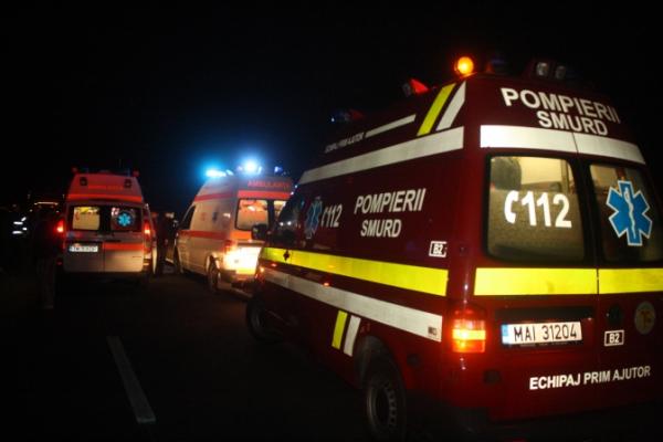 Doi MORŢI şi opt RĂNIŢI într-un accident rutier în Prahova