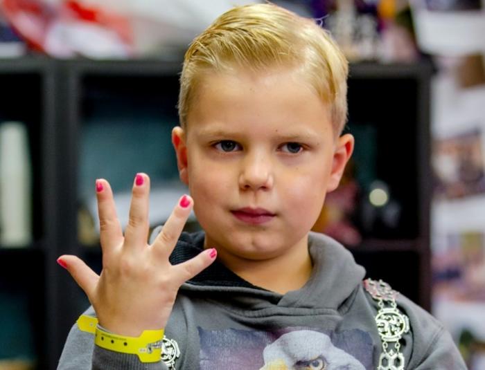 VIDEO&FOTO Un băieţel bolnav de cancer a strâns peste UN MILION de euro, cu ajutorul ojei