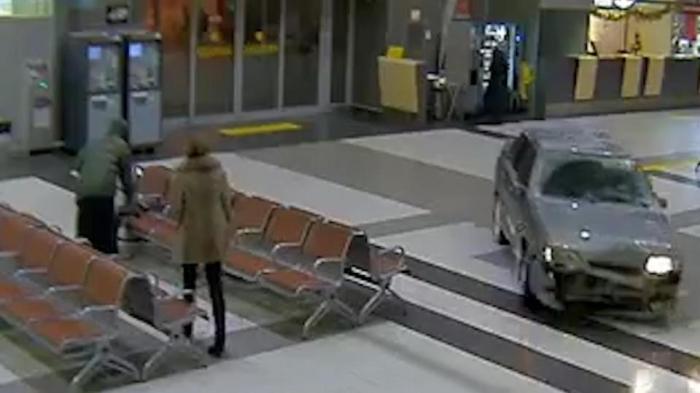 Un şofer băut din Rusia a devastat UN AEROPORT, pentru că era... îndrăgostit! Imagini incredibile (VIDEO)