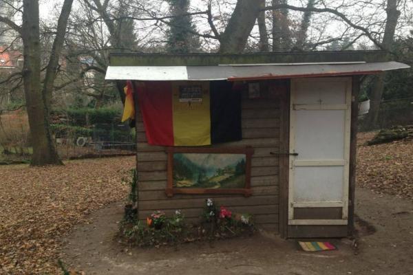 Povestea unui inginer român ajuns cerșetor în Bruxelles: trăiește într-o cocioabă, dar plantează flori și poartă steagul României. Belgienii îl apără, ca să nu fie expulzat