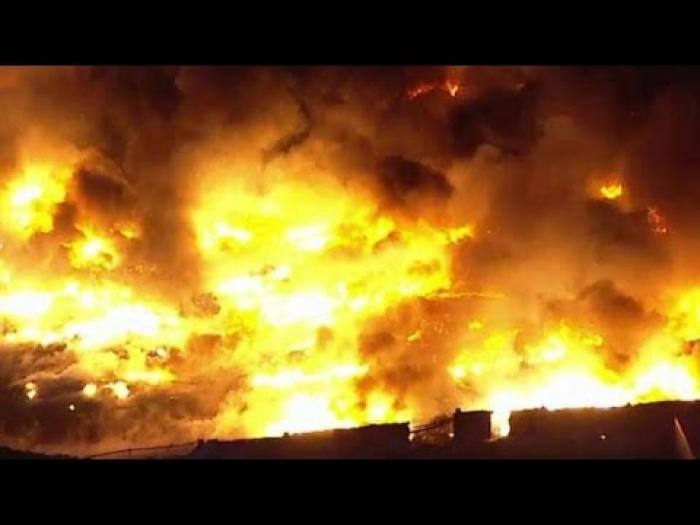VIDEO: Un incendiu de proporţii  a făcut scrum un parc industrial din SUA. 200 de autospeciale au intervenit