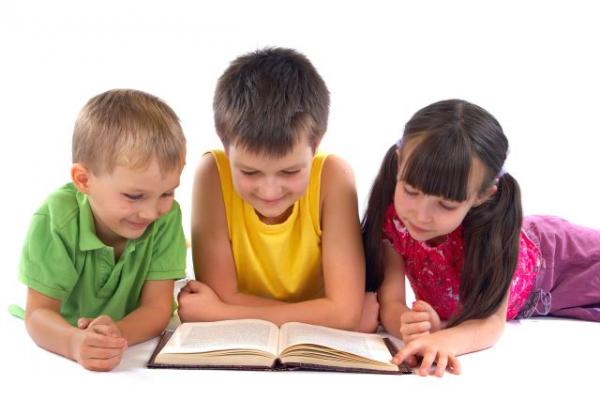 STUDIU: Copiii care au crescut înconjurați de cărți au venituri mari când sunt adulți