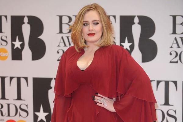 EURO-2016: Adele şi-a întrerupt concertul pentru a transmite imagini de la meciul Franţa - România