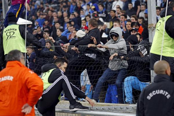 EURO 2016 a debutat cu sute de arestări ale suporterilor violenţi