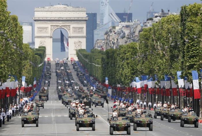 14 iulie, Ziua naţională a Franţei. Francois Hollande dă startul festivităților de pe Champs-Elysees (GALERIE FOTO)