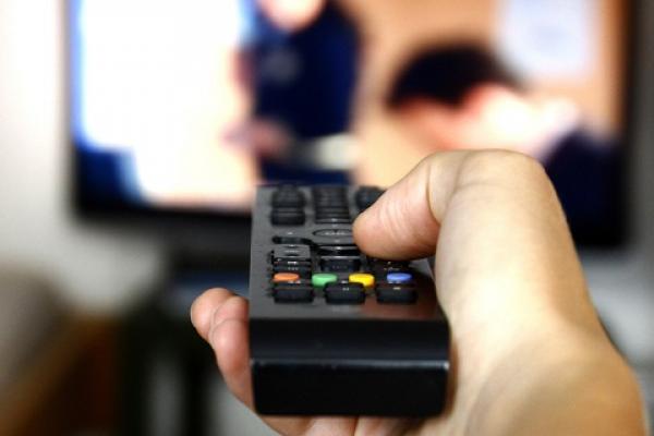 Un televizor vândut la preţ de apartament, subiect de discuţii între internauţii români: “Nu mai ies din casă, fiindcă am vândut-o ca să îl cumpăr”