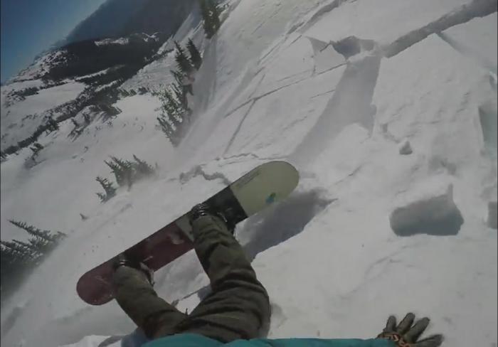 VIDEO ULUITOR: un tânăr snowboarder supraviețuiește miraculos unei avalanșe. Ce l-a ajutat să păcălească moartea
