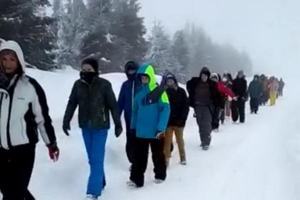 42 de copii blocați în viscol și zăpadă au fost salvați în apropierea stațiunii Semenic. I-au recuperat salvamontiștii și jandarmii (VIDEO, FOTO)