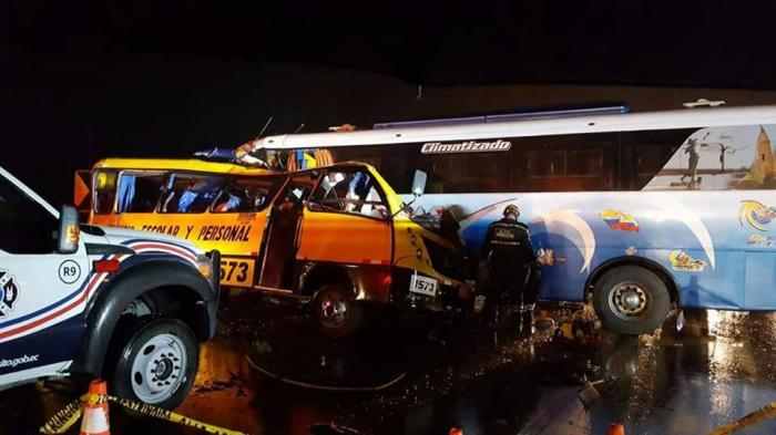 FOTO 20 de morţi într-un accident rutier, în Ecuador. Victimele mergeau în pelerinaj