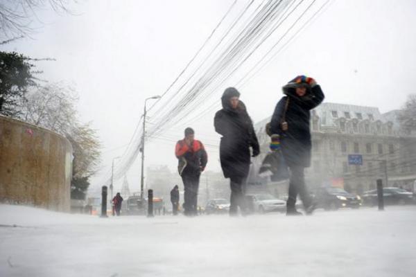 ALERTĂ METEO! Ger şi viscol în toată ţara, până joi la prânz