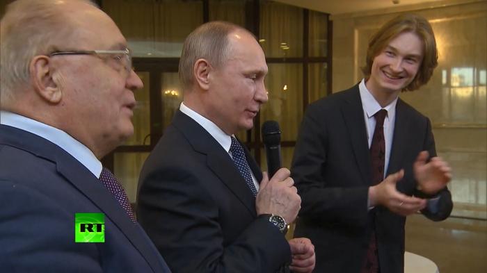 Ţarul-artist de la Kremlin: iată-l pe Vladimir Putin în postură de cântăreţ (VIDEO)